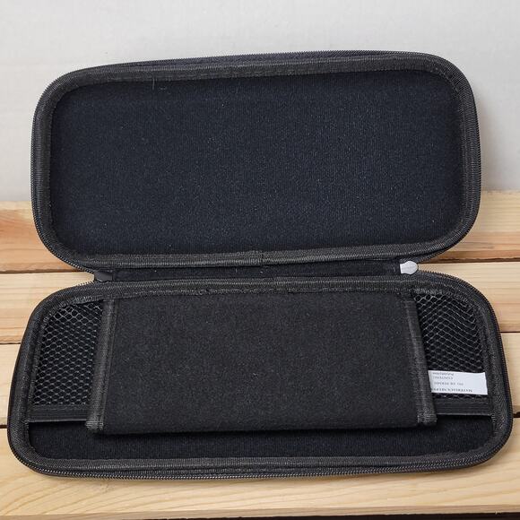 Amazon Basics Solid Black Nintendo Switch Zipper Case - Picture 5 of 9